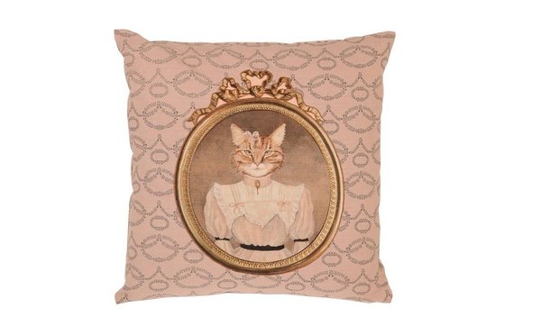 Pour ceux qui préfèrent la gente féline, Made in Decoration propose une housse de coussin 100% coton, où une chatte humanisé prend place dans un cadre ovale, dont la féminité est accentuée par le fond de couleur rose pastel.