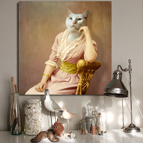 Quel est le mal à être « L’Opportuniste » ? Le tableau de Martine Roch est une manière d’assumer pleinement sa personnalité, comme cette chatte humanisé qui présente fièrement son joli minois au pinceau du peintre.