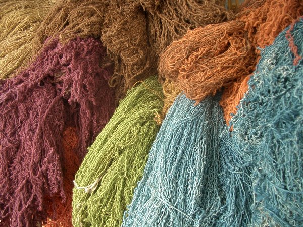 Si les colorants industriels tendent à présenter des couleurs plus vives, rien ne vaut le charme de la tradition avec des colorants naturels, qui évoluent avec le temps pour acquérir un aspect poudré.