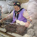 Depuis que la laine est propre au tissage au quatrième millénaire av. J.-C., les techniques de filage de laine, de tissage et de teinture ne semblent pas avoir connu d’évolution, restant une production artisanale et traditionnelle.