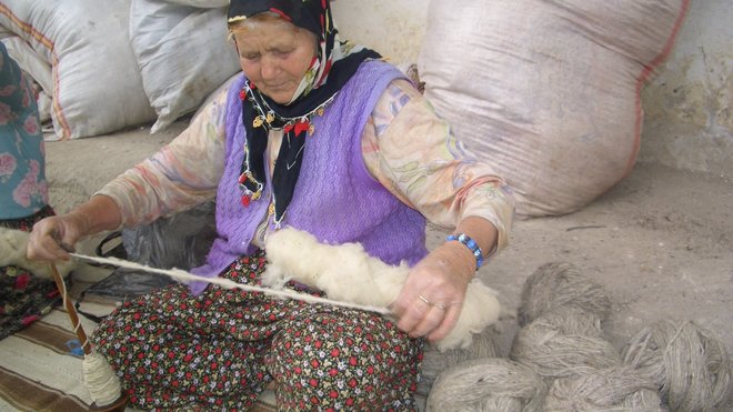 Depuis que la laine est propre au tissage au quatrième millénaire av. J.-C., les techniques de filage de laine, de tissage et de teinture ne semblent pas avoir connu d’évolution, restant une production artisanale et traditionnelle.