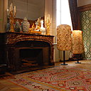 Le charme oriental peut se décliner en plusieurs horizons, comme nous le prouve cet intérieur. Entre le kilim de Turquie et les tissus asiatiques, la décoration affiche un certain luxe.