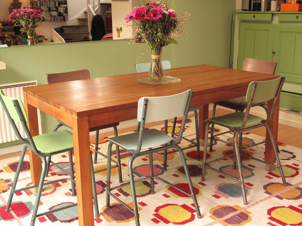 Grâce à son accent pop, ce kilim présente une composition de couleurs digne des années 60. Le traditionnel ne fait pas fi d’un renouveau, en s’adaptant à la vague rétro dans une déclinaison autour des sixties.