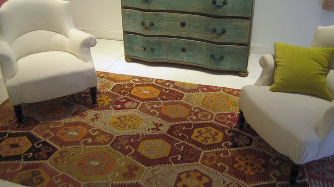 Dans une décoration classique, le kilim confère un charme suranné, qui se joue des contrastes pour valoriser l’intérieur. Son code graphique d’entrelacs colorés permet de vivifier le blanc éclatant de cette pièce.