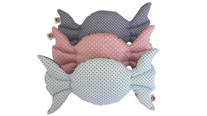 Dans Charlie et la chocolaterie, qui pourrait résister devant les sucreries de Mr Willy Wonka ? Avec ces coussins « Bonbon » d’Annabel Kern, le canapé devient un lieu plein de gourmandises à étreindre entre ses bras.