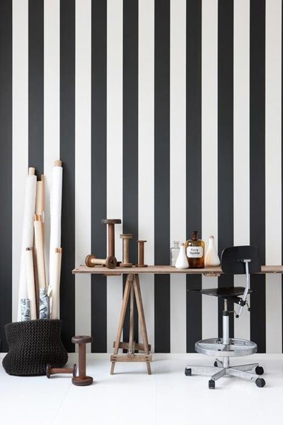 Avec ses lignes droites et graphiques en noir et blanc, le papier peint « Vertigo » de Ferm Living pour Goodobject reprend le motif du costume du célèbre personnage du L’Etrange Noel de Monsieur Jack.