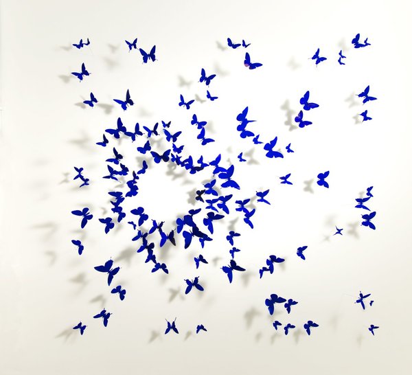 Issu de matériaux de recyclages tels que les canettes de bière des rues newyorkaise, les papillons de Paul Vilinski se posent sur un mur, pour s’assembler dans un mouvement tridimensionnel envoûtant et magique.