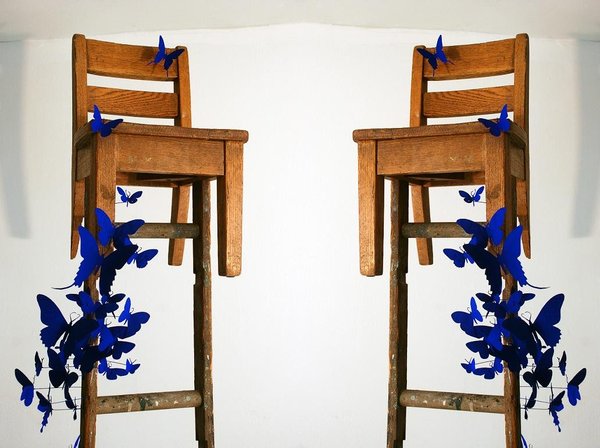 S’enveloppant autour d’une structure en bois de chaise haute, les papillons de Paul Vilinski prennent de la hauteur dans une dance, où la délicatesse de la bête apporte une intensité émotionnelle pleine de grâce.