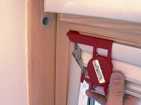 Etape 3 : Installation des glissières en partie haute.