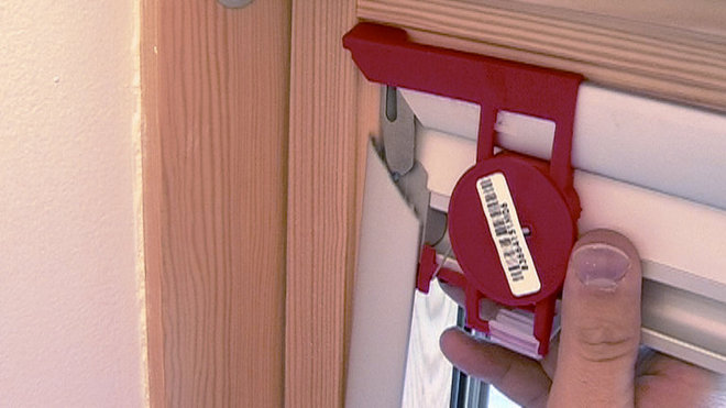 Etape 3 : Installation des glissières en partie haute. Etape 3 : Installation des glissières en partie haute.