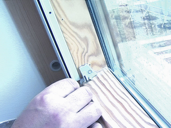 Etape 4 : Installation des glissières en partie basse.