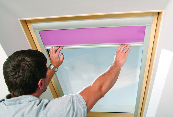 Si vous passez vos nuits dans une chambre située sous un toit, l’installation d’un store est essentielle, afin d’obtenir un sommeil réparateur sans être dérangé par la lumière du soleil. Mais comment poser un store sur une fenêtre de toit ?