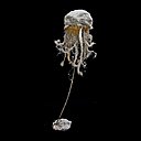 Fabriqué en papier mâché, la lampe « La Méduse Nébuleuse » d’Elise Valdorcia joue à fond la carte du mystère, où l’animal s’illumine dans une tentative pour repousser les ténèbres des fonds marins.