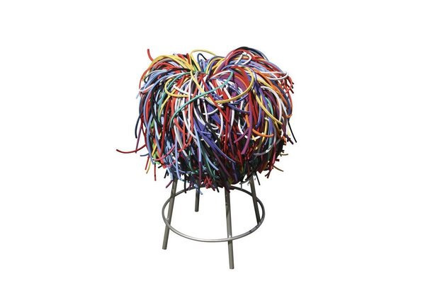 L’humour n’est pas en reste avec le tabouret de bar « Miss Bela » de Karin Wittmann pour Fairsens, où le confort fait la part belle à la couleur. Issu d’une éco-conception, le meuble réutilise les déchets d’une industrie locale de chaussures.