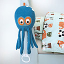 Jouant la berceuse de Brahms, le mobile musical « Octopus » de Ferm Living pour Good Object est fabriqué en coton biologique, afin que la peluche présente un toucher aussi doux qu’une caresse sur la peau de bébé.