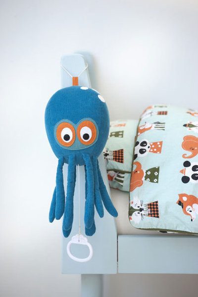 Jouant la berceuse de Brahms, le mobile musical « Octopus » de Ferm Living pour Good Object est fabriqué en coton biologique, afin que la peluche présente un toucher aussi doux qu’une caresse sur la peau de bébé.