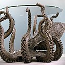 Sculpture en bronze de Isaac Krauss surmonté d’un plateau en verre, la table « Octopus » représente une pieuvre dans un souci de détails presque naturaliste, qui donne l’impression de sous trouver Vingt Mille Lieux sous la Mer.