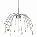 La suspension Häggås d’Ikea est munie de lampes LED à chacun de ses long membres tentaculaires, réalisées en acier inoxydable. Le retombé en cascade apporte une touche décorative, qui joue sur l’accumulation d’un même motif.