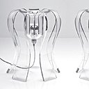 Courbée à l’image d’une pieuvre, la lampe à poser « Octopus » de Julie Brunaud pour Sllov offre une lumière tamisée, que le verre acrylique aux différents coloris se plaît à refléter grâce à sa transparence.