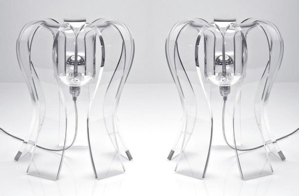 Courbée à l’image d’une pieuvre, la lampe à poser « Octopus » de Julie Brunaud pour Sllov offre une lumière tamisée, que le verre acrylique aux différents coloris se plaît à refléter grâce à sa transparence.