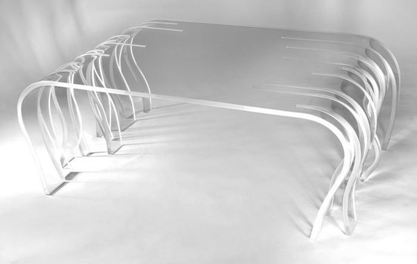 Dessinée par Julie Brunaud pour Sllov, la table basse « Octopus » en verre acrylique se déploie d’une dizaine de tentacules, qui semblent plus vraies que nature, avec l’irrégularité de leurs positions respectives.