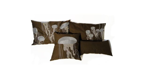 Sur un joli fond chocolat, les méduses prennent le rôle de motif décoratif, pour parer le canapé ou le lit avec la collection de coussins « Jellyfish » de Vanessa Mitrani, dans une composition de broderies entrelacées de fils et de perles.
