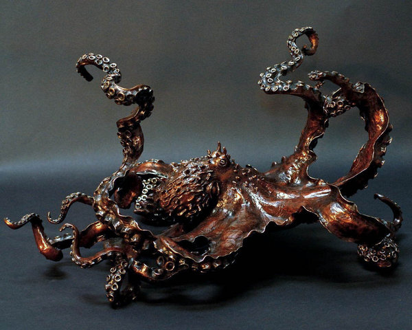 Maître sculpteur en bronze, Kirk McGuire s’inspire de la nature et des fonds marins, pour réaliser des formes toujours plus audacieuses, où l’équilibre et l’harmonie répondent au mouvement et au rythme.