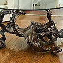 Série limitée de Kirk McGuire, la sculpture en bronze « Cephalopod » se voit dotée d’une plaque en verre, afin de devenir une table basse. Le tour de force de la réalisation tient au piétement, où l’équilibre se joue sur trois points de contact seulement.