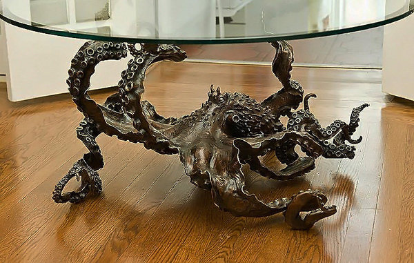 Série limitée de Kirk McGuire, la sculpture en bronze « Cephalopod » se voit dotée d’une plaque en verre, afin de devenir une table basse. Le tour de force de la réalisation tient au piétement, où l’équilibre se joue sur trois points de contact seulement.