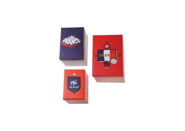 Si vous n’avez jamais assez de boîtes de rangement, choisissez-les de la Boutique FFF en l’honneur de l’équipe de foot de France. Le bleu, le blanc et le rouge se disputent la primauté des couleurs, alors que le coq pose fièrement.