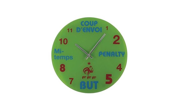 Avec une touche d’humour, les aiguilles de cette horloge de la Boutique FFF parcourent un sacré terrain. Sur son fond vert, elles vivent le temps d’un tour les moments forts d’un match de football.