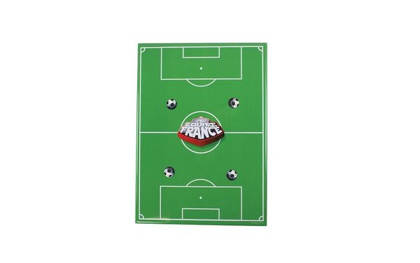 Dans la cuisine, le tableau mémo est un indispensable pour écrire les petits mots qui passent par la tête durant la journée. Pour les passionnés de football, la Boutique FFF a pensé à tout avec son tableau à l’effigie d’un terrain.