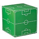 En carton ondulé stable, le cube « Terrain de foot » de Woerner Shop est le meuble modulable par excellence, pouvant servir de table d’appoint pour grignoter devant un match, de siège pour les amis arrivé à l’improviste.