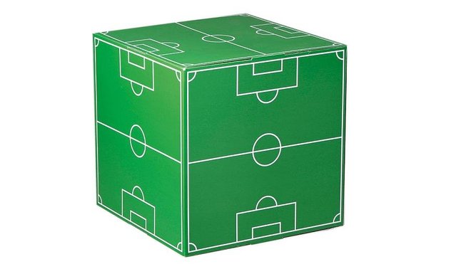 En carton ondulé stable, le cube « Terrain de foot » de Woerner Shop est le meuble modulable par excellence, pouvant servir de table d’appoint pour grignoter devant un match, de siège pour les amis arrivé à l’improviste. En carton ondulé stable, le cube « Terrain de foot » de Woerner Shop est le meuble modulable par excellence, pouvant servir de table d’appoint pour grignoter devant un match, de siège pour les amis arrivé à l’improviste.