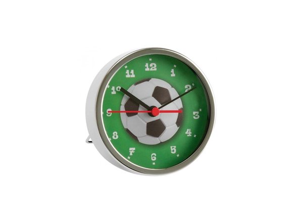 Le réveil au matin n’est pas facile pour tout le monde, mais les fans de ballon rond vont pouvoir s’en donner à cœur joie avec le réveil « Football » de Basics Corner en métal chromé, dans un esprit industriel.