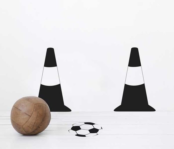 Pour transformer son intérieur en un stade de foot, rien de tel que le sticker « Football Game » de Ferm Living/Goodobject.me avec ses poteaux et son ballon, donnant un esprit très street.