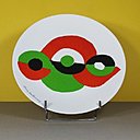 Durant sa carrière, Sonia Delaunay s’est intéressée à l’univers de la maison, comme nous le prouve cette assiette en porcelaine de Limoges de Cornershop Design. Sur un fond blanc se détache un motif aux couleurs vert, rouge et noir sous la forme d’une « Eclipse ».