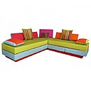 Réalisant une véritable composition de couleurs acidulées digne de l’œuvre de Sonia Delaunay, Edwinka invite à la création de son propre canapé, grâce à ses éléments modulables qui se transforment en lit, tables d’appoints ou bouts de canapé.