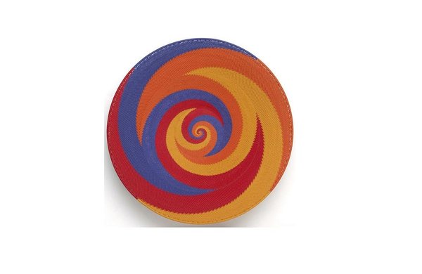 Réalisé en fil de cuivre gainé de plastique, le plat « Open V » de Mahatsara permet de recycler les fils de téléphone en art du tressage. La vannerie permet de mettre à l’honneur la couleur, dans une belle composition abstraite.