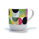 Dès le petit-déjeuner, la couleur s’invite dans la cuisine avec le mug « Hula Hoop » de Remember. Fabriqué en porcelaine fine, la tasse reprend un décor rappelant l'oeuvre de Sonia Delaunay avec un langage de formes géométriques colorées.
