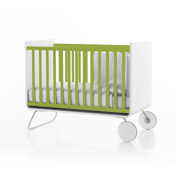 Le lit berceau à barreaux et avec roulettes, ultra léger!  il se déplace facilement sans réveiller bébé.