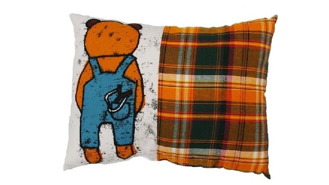 Même les enfants ont le droit de redécouvrir le tartan avec ce coussin Richard de Made in Design. Issu de la collection 100drine, il s’orne d’un personnage de cartoon qui n’attend qu’une chose : être serrer dans des bras.