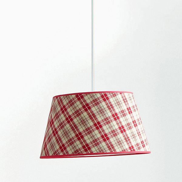 Conçu pour reprendre l’idée d’un kilt écossais, cette suspension des 3 suisses joue sur le motif tartan pour apporter l’élégance du classique dans la maison.