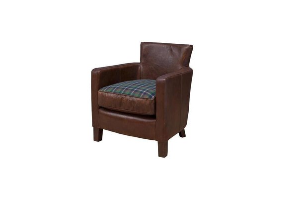 Mélange des genres et des matières avec ce fauteuil de Chehoma, où le cuir rencontre le tartan. L’aspect traditionnel du tartan et la noblesse du cuit octroient beaucoup d’élégance à ce siège, qui trônera fièrement dans votre salon.