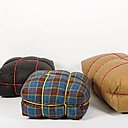 Créée par Rébecca Felcey pour Portobello Editions, les assises « Les Ballots » sont constituées d’une housse en tissu, renfermant une âme de mousse plume et coton. Ils remplacent allégrement le canapé, dans un esprit plus roots.