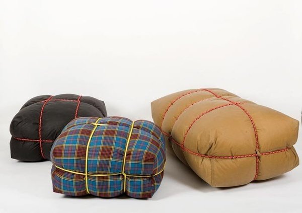 Créée par Rébecca Felcey pour Portobello Editions, les assises « Les Ballots » sont constituées d’une housse en tissu, renfermant une âme de mousse plume et coton. Ils remplacent allégrement le canapé, dans un esprit plus roots.