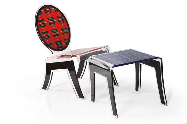 Accompagnée d’une table d’appoint, la chaise « Relax Wild » d’Acrila s’amuse à décliner le motif tartan dans des tons rouge et bleu, qui rayonne grâce au verre acrylique reflétant la lumière.