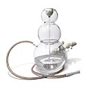 L’orientalisme est souvent le royaume de la surenchère, permettant de créer une ambiance kitsch à tous les coups. Mais, rien ne l’empêche de jouer sur l’épuré avec ce narguilé « Oxygen » de Vanessa Mitrani en verre.