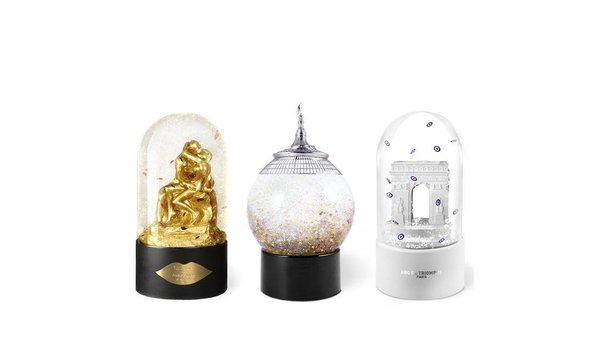 La collection « Snow Glob’Art » de Royal River érige la célèbre boule à neige en objet de luxe, pouvant se personnaliser des dimensions à la matière. Coque de verre ou de cristal ? Neige d’or, d’argent, de pierre ou de bois précieux ?
