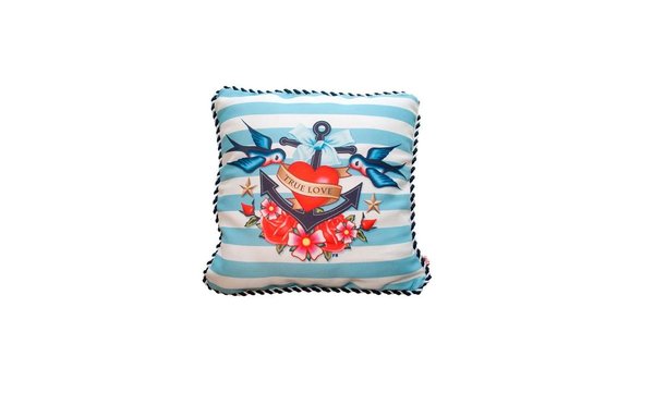 Pour déclarer sa flamme à l’être aimé, oubliez les fleurs, en préférant ce coussin « True Love » de Wu & Wu. Comme un tatouage de marin, deux petits oiseaux viennent dérouler une bande sur une ancre, où s’écrit votre message d’amour.